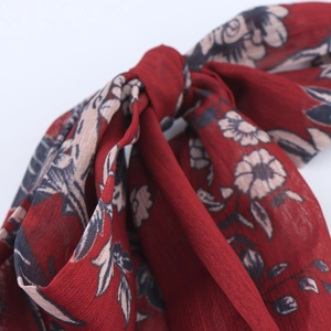 Robe bohème rouge foncé à motif floral avec détails de rubans noués et imprimé