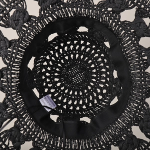 Dettaglio dell'interno del cappello da sole nero con fascia tergisudore ed etichetta 100% carta