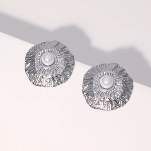 Minimalist silver irregular wrinkled earrings with pearl center in 18K gold plated steel