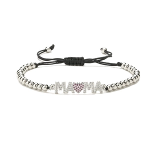 Détail du bracelet MAMA ajustable avec perles, strass roses et élément de cœur
