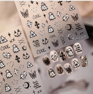 Dettaglio degli adesivi per unghie gotici Halloween M-1239 con motivi di fantasmi e croci