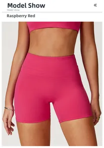 Gros plan sur le short de yoga taille haute rouge framboise avec taille élastique