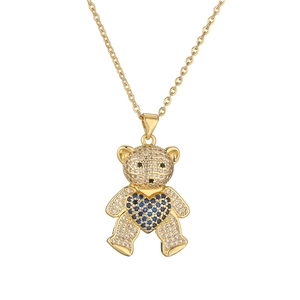 Collier ours doré avec pavage en zircone étincelant et détail de cœur bleu