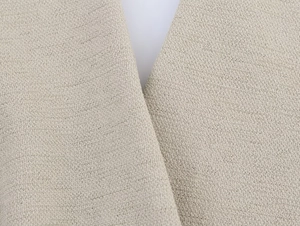 Macro del tessuto in chiffon beige con trama fine e drappeggio morbido della veste