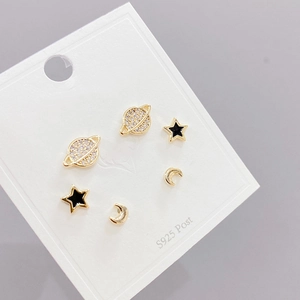 Tres pares de pendientes de plata S925 con diseños dorados de saturno, estrella y luna