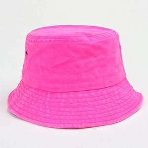 Détail du chapeau bob rose fluo avec œillets d'aération en métal et bord surpiqué