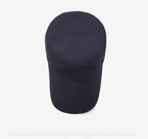 Draufsicht der dunkelblauen Flat Top Cap mit hochwertiger Sports-Stickerei am Schirm