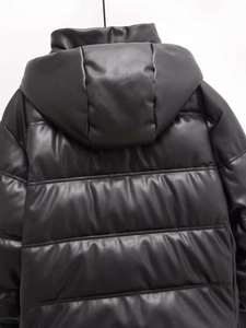 Vue arrière d'une doudoune noire en similicuir à capuche avec matelassage horizontal