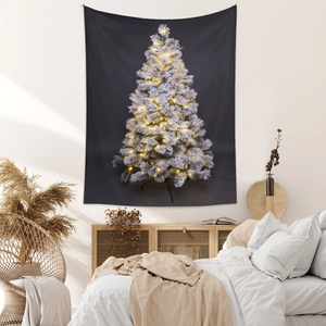 Dettaglio dell'arazzo dell'albero di Natale con effetto neve e stampe di luci calde su tessuto