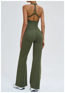 Vue arrière de l'ensemble de yoga vert olive avec haut à dos nageur et legging évasé
