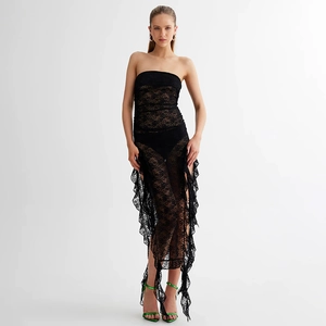 Détail de la robe longue en dentelle noire transparente avec ourlet à volants