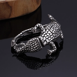 Vue macro du bracelet crocodile en acier inoxydable argenté avec détails d'écailles