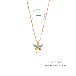 Vue détaillée du collier doré montrant les dimensions et les pendentifs papillons colorés