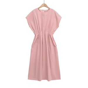 Détail d'une robe rose à manches courtes avec taille plissée et une coupe mi-longue