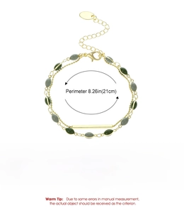Dettaglio del bracciale a doppio strato dorato da 21 cm con perline verdi e maglie in ferro