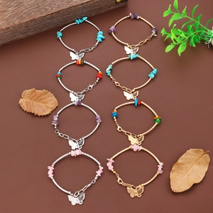 Détails du lot de huit bracelets en pierres naturelles avec pendentifs papillon