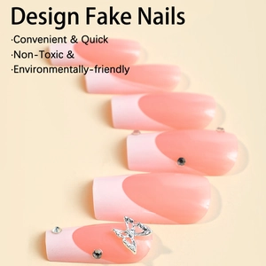Faux ongles French rose pêche avec strass et accessoires de papillon argenté 3D