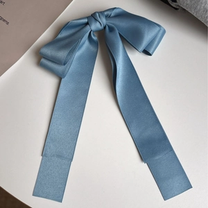 Pince à cheveux nœud en satin bleu clair avec de longs rubans style balletcore élégant