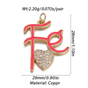 Dettaglio del ciondolo Fe in smalto rosso con cuore e dimensioni precise del prodotto