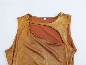 Détail d'une robe dorée sans manches avec découpe latérale et étiquette de taille S