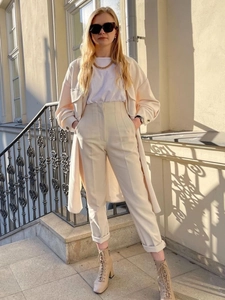 Eleganti pantaloni a vita alta bianco sporco da donna con cardigan lungo e stivali