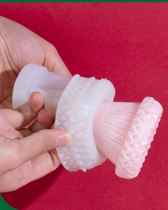 Dettaglio dello stampo in silicone per albero di Natale con trama fine ed elasticità