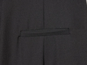 Gros plan sur la couture de la poche et la texture du tissu du pantalon noir