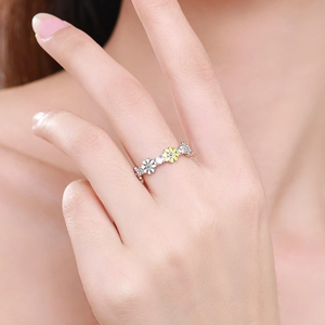 Dänischer Gänseblümchen-Ring aus 925er Sterlingsilber mit weißer Emaille