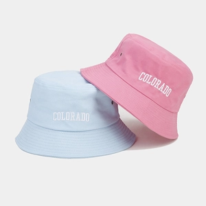 Cappelli alla pescatora in cotone rosa e azzurro con ricamo Colorado e occhielli
