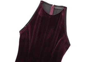 Detail des dunkelburgunderfarbenen Samt-Neckholders mit verdecktem Reißverschluss