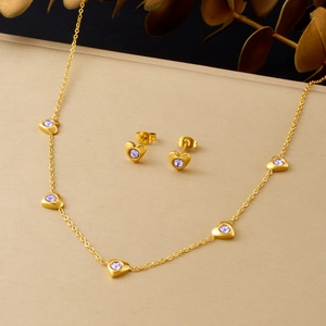 Parure collier et boucles d'oreilles cœur plaqué or 18k avec zircon violet sur socle
