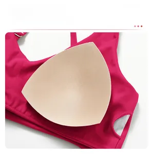 Vue détaillée des coussinets amovibles d'un soutien-gorge de sport magenta pour fitness