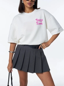 Λευκό βαμβακερό t-shirt με ροζ στάμπα και γκρι πλισέ μίνι φούστα