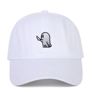Casquette de baseball blanche avec broderie fantôme et couteau pour un style urbain