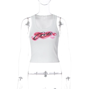 Vue détaillée du crop top blanc côtelé avec imprimé cœur rose et lettrage Gia noir