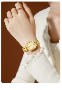 Nahaufnahme der goldenen GEDI Quarz-Armbanduhr im Vintage-Stil an einem Handgelenk