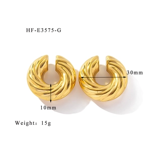 Dettaglio del grande orecchino a cerchio dorato intrecciato da 30mm di diametro e 10mm
