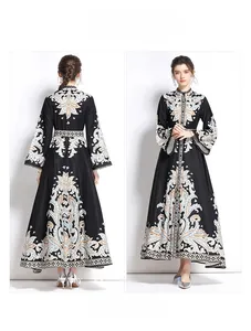 Détails de robe vintage avec imprimé baroque, taille ajustée et manches évasées élégantes