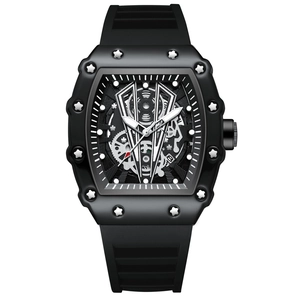 Montre à quartz tonneau étanche pour homme avec design creux noir et bracelet caoutchouc