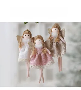 Dettaglio di tre angeli con gonne in pizzo e ali glitterate per decorazioni natalizie