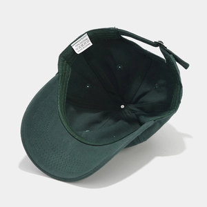 Casquette de baseball vert foncé 100% coton montrant la structure interne et boucle réglable