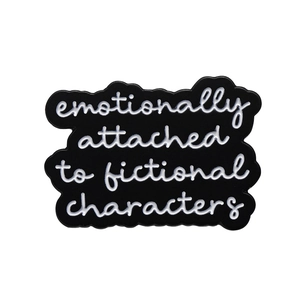 Schwarze Emaille-Anstecknadel mit weißer emotionally attached to fictional characters Aufschrift