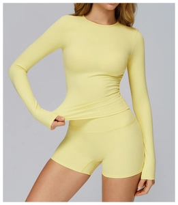 Détail montrant l'élasticité de l'ensemble de yoga jaune à manches longues et short