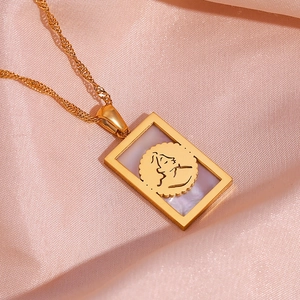 Dettaglio macro della collana rettangolare placcata oro 18K con inserto in conchiglia