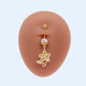 Piercing de nombril fleur dorée avec cristaux sur modèle en silicone bleu