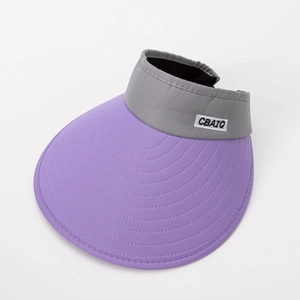 Détail de la visière violette avec coutures concentriques et étiquette de marque CBAIQ