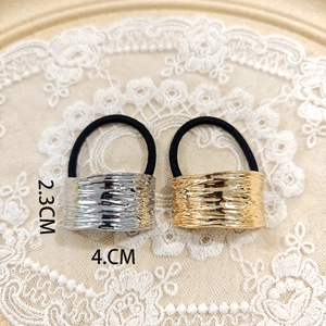 Close-up of hammered metal buckle hair tie showing dimensions of 2.3cm by 4.0cm