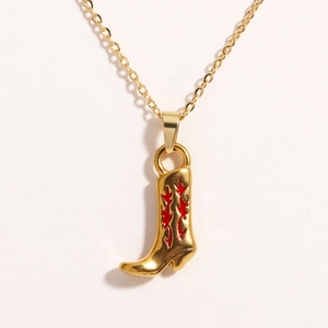 Pendentif botte de cowboy dorée avec motifs de flammes rouges sur une chaîne fine