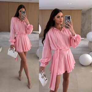 Rosa Satin-Minikleid mit V-Ausschnitt und Taillenband für herbstlichen Damen-Style