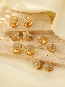 Détails de diverses boucles d'oreilles dorées en zircone sur pierre et soie